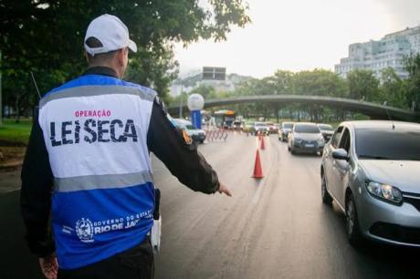 No estado do RJ blitzes terão maquininha de cartão para evitar reboque do carro