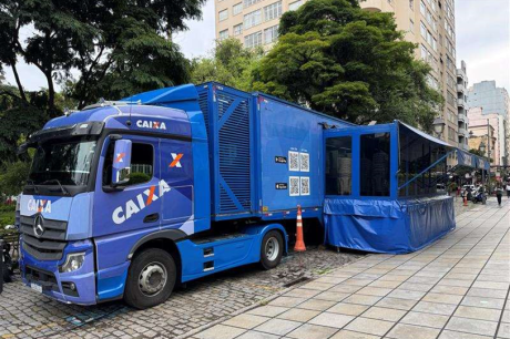 CAMINHÃO CAIXA CHEGA EM PETRÓPOLIS 