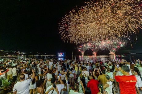 Maricá recebe 2025 com grande queima de fogos