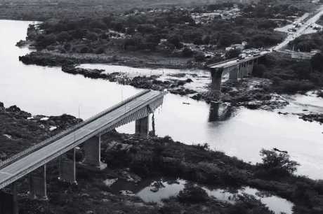 Sobe para 12 total de mortos após queda de ponte