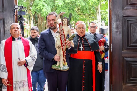 Cláudio Castro recebe a imagem peregrina de São Sebastião no Palácio Guanabara