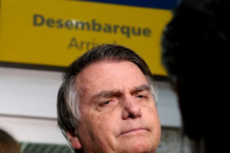 Citando possível fuga, Moraes nega devolver passaporte de Bolsonaro