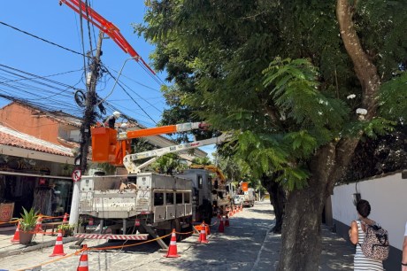  Enel Rio realiza serviços de melhorias na rede de Energia na Rua Das Pedras nesta quarta-feira