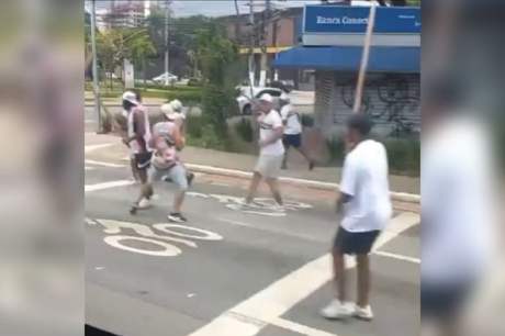 Torcedores do Corinthians e do São Paulo brigam antes de clássico