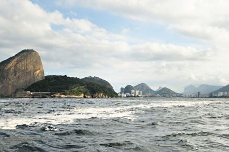 Secretaria identifica navio que derramou óleo na Baía de Guanabara