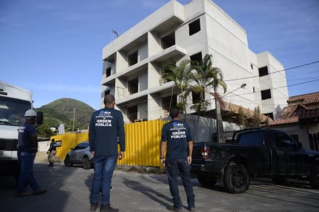 Prédio no Recreio dos Bandeirantes avaliado em R$ 7 milhões é demolido pela Seop