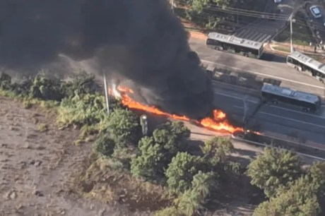 Avião de pequeno porte cai na zona oeste de São Paulo