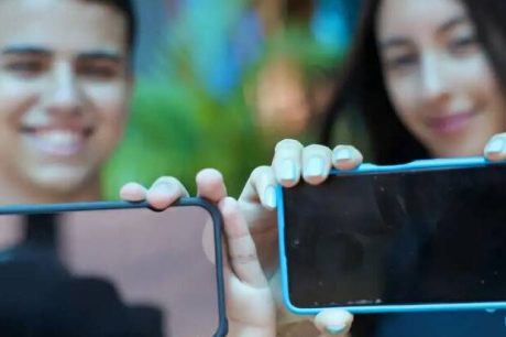 Governo regulamenta lei que restringe uso de celular na escola