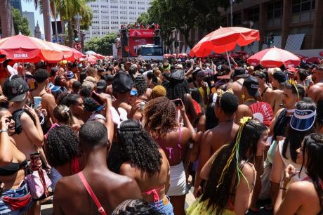 Rio tem sábado de praia, mais de 50 blocos e teste de luz na Sapucaí