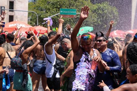 Blocos de rua gratuitos são atração preferida de quem curte carnaval