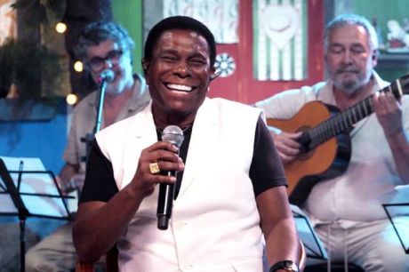 Neguinho da Beija-Flor canta sucessos no Samba na Gamboa, da TV Brasil