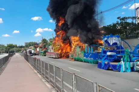 Incêndio destrói dois carros alegóricos do grupo de bairros em SP