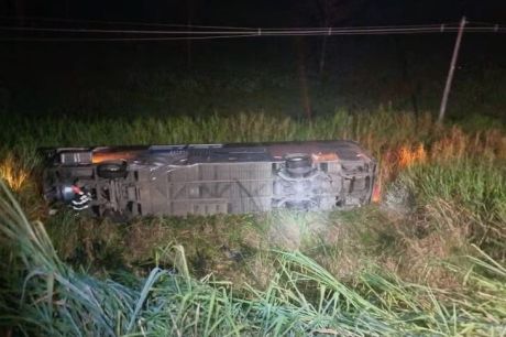 Ônibus cai em ribanceira e deixa 26 feridos e um morto em São Paulo