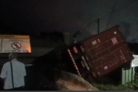 Em SP, Via Anchieta é liberada nesta manhã após queda de passarela