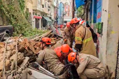 Desabamento de casarão causa uma morte no centro do Rio