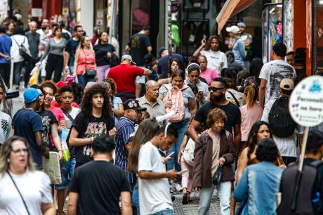 Renda de pessoas negras equivale a 58% da de brancas, mostra estudo